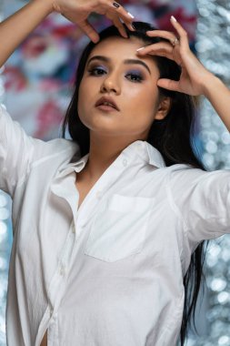 esmer beyaz bir bluz