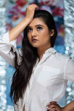 esmer beyaz bir bluz