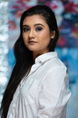 esmer beyaz bir bluz