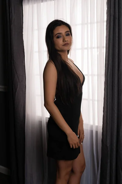 Morena en un vestido negro —  Fotos de Stock