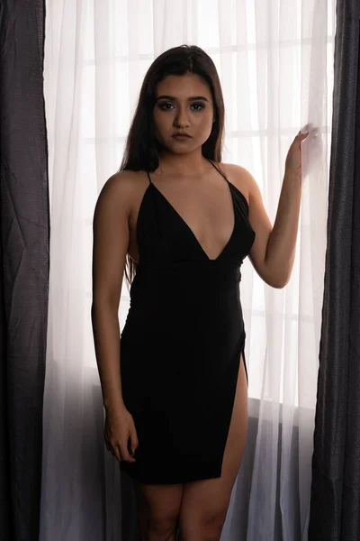 Morena en un vestido negro —  Fotos de Stock