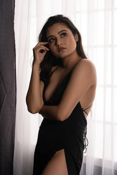 Brunette in een zwarte jurk — Stockfoto