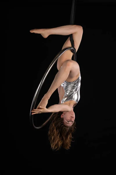Brunette acrobat on a lyra — Stock Photo, Image