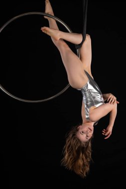 Liranın üzerinde esmer bir akrobat