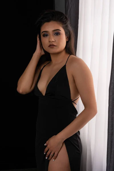 Morena em um vestido preto — Fotografia de Stock