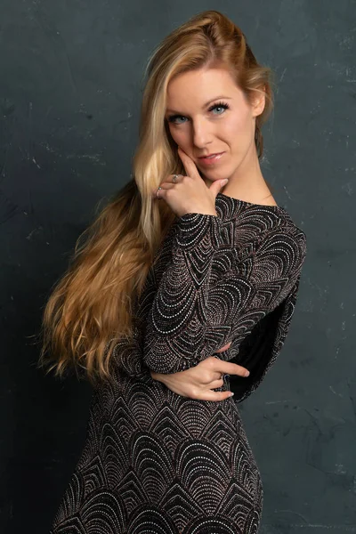 Blonde in een zwarte jurk — Stockfoto