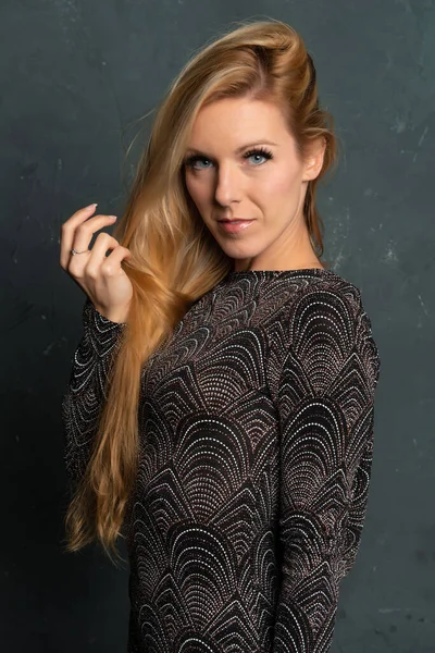 sarışın siyah elbise