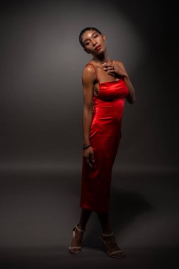 Kırmızılı zayıf siyah kadın.