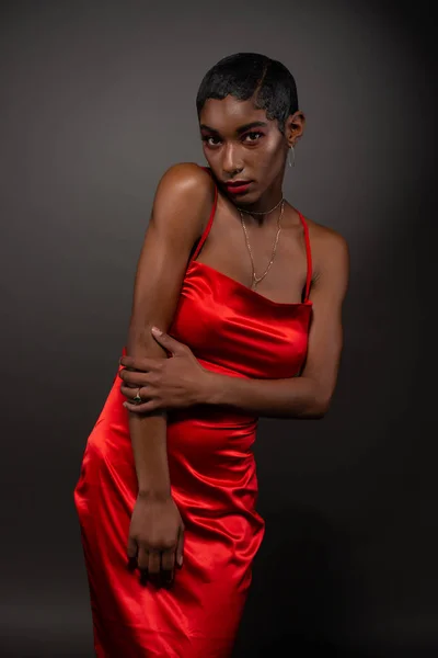 Mujer negra delgada en rojo — Foto de Stock