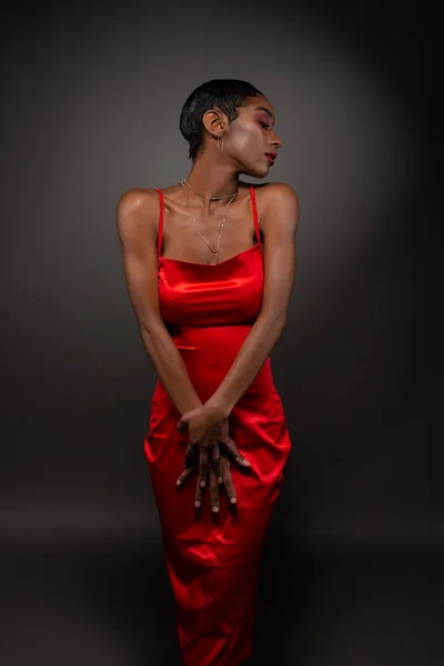 Slanke zwarte vrouw in rood — Stockfoto