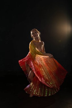 Şeffaf kanatlı sarışın.