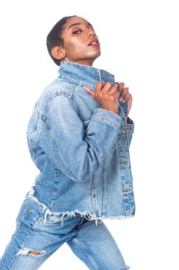 Siyah saç ve kot pantolon.