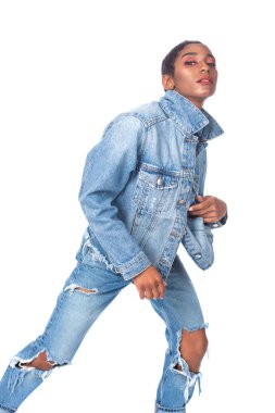 Siyah saç ve kot pantolon.