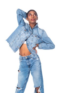 Siyah saç ve kot pantolon.