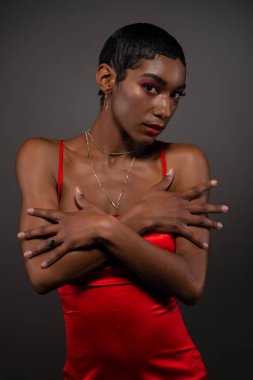 Dar kırmızı elbiseli, zayıf, Afro-Amerikan kadın.