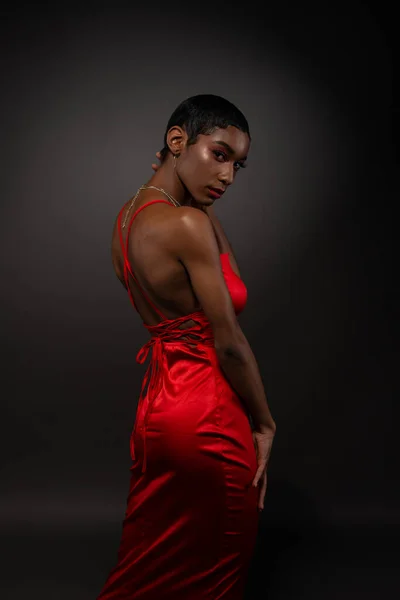 Smukła Młoda Afroamerykanka Ciasnej Czerwonej Sukience — Zdjęcie stockowe