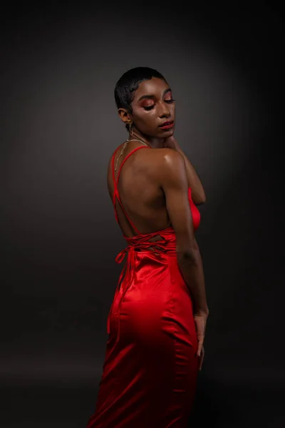 Delgado Joven Afroamericana Mujer Vestido Rojo Apretado — Foto de Stock