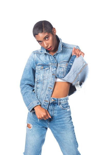 Стройная молодая афроамериканка в джинсе
