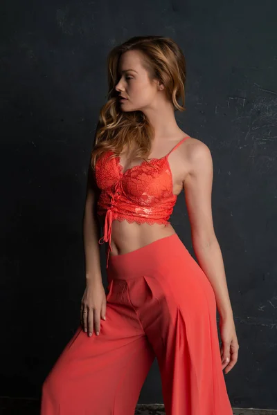 Bella Donna Bionda Alta Top Bustier Pantaloni Sciolti — Foto Stock