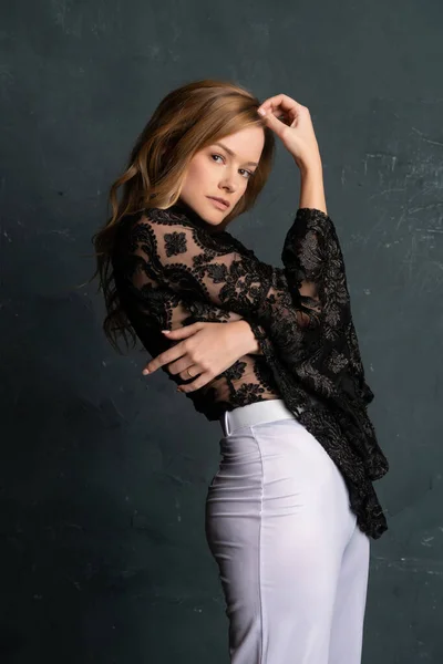 Siyah Dantelli Bluz Beyaz Pantolon Giyen Güzel Sarışın Kadın — Stok fotoğraf