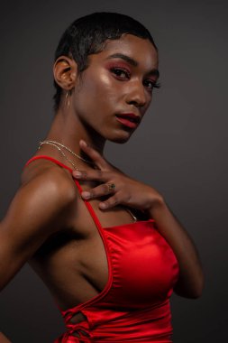 Dar kırmızı elbiseli, zayıf, Afro-Amerikan kadın.