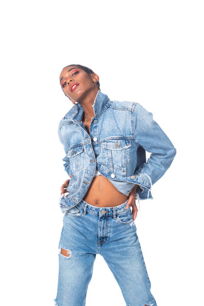 Стройная молодая афроамериканка в джинсе
