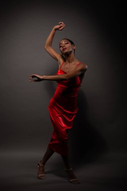 Dar kırmızı elbiseli, zayıf, Afro-Amerikan kadın.