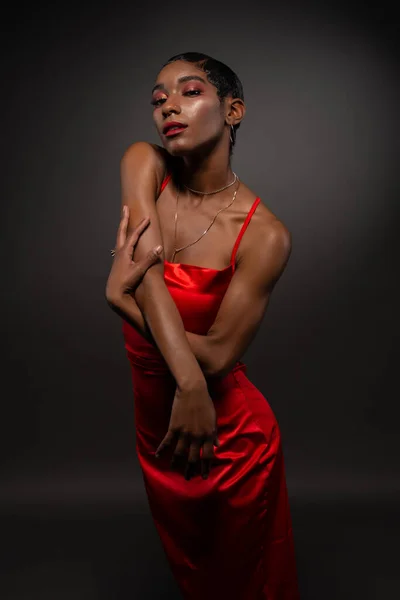 Smal Ung Afroamerikansk Kvinna Tajt Röd Klänning — Stockfoto