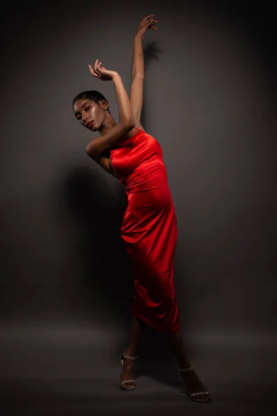 Стройная Молодая Афроамериканка Узком Красном Платье — стоковое фото