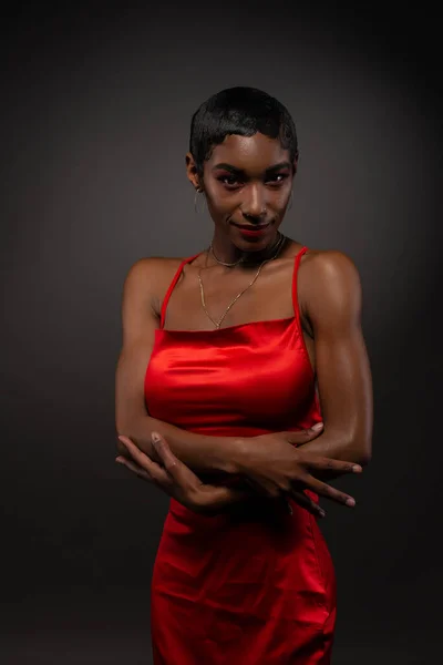 Smal Ung Afroamerikansk Kvinna Tajt Röd Klänning — Stockfoto