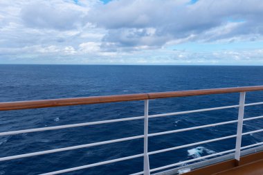 Haiti 'nin batı ucu bir yolcu gemisinin raylarından.