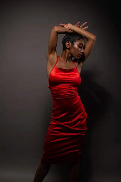 Стройная Молодая Афроамериканка Узком Красном Платье — стоковое фото