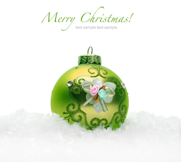 在雪中的绿色圣诞球 — 图库照片