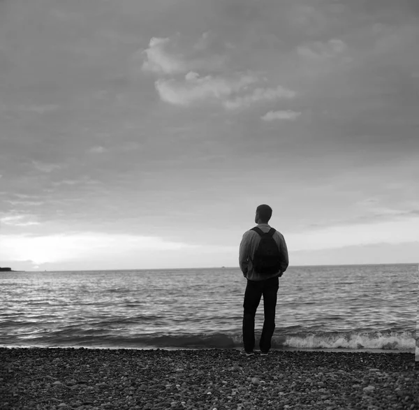 Yalnız adam sahilde batımını — Stok fotoğraf