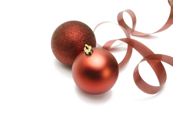 Kerstballen en lint — Stockfoto