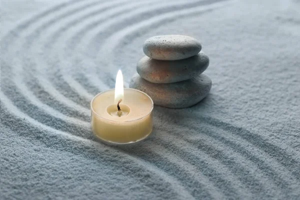 Ζεστό κερί φως και πέτρα στην άμμο — Φωτογραφία Αρχείου