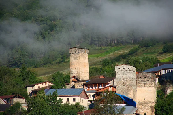 Грузія, Сванеті, Mestia. Сванська вежі. — стокове фото