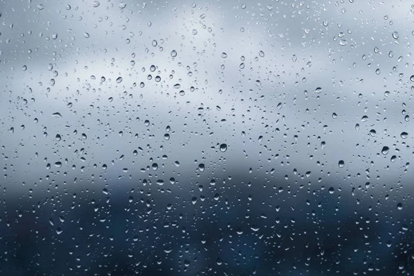 Pencere camına su damlıyor.. 