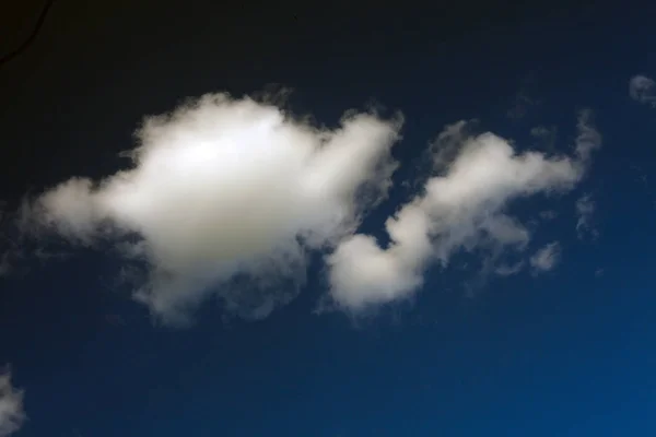 Tiefblauer dramatischer Himmel mit weißer Wolke. — Stockfoto