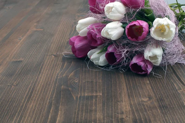 Ramo de tulipanes sobre tabla de madera. —  Fotos de Stock