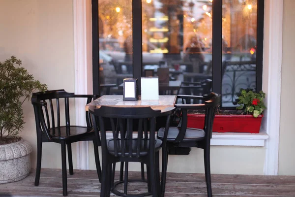 Cafetería interior con mesa y silla — Foto de Stock