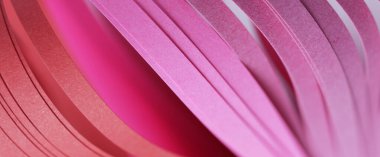 Soyut renk dalgası kıvrımlı pembe şerit kağıt arka plan. İzler, posterler, kartlar için yatay şablon.