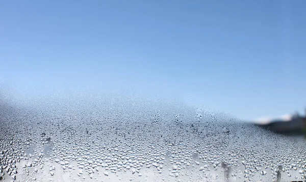 Water Druppel Glas Raam Met Wazig Wintersneeuwlandschap — Stockfoto