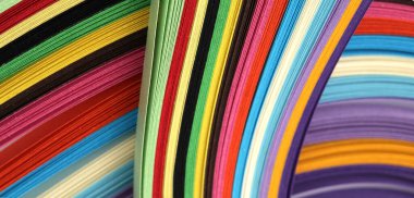 Soyut renk dalgası kıvrımlı gökkuşağı şeritli kağıt arka plan. İzler, posterler, kartlar için şablon.