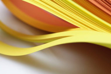 Soyut sarı dalga kıvrımlı şerit kağıt arka plan. İzler, posterler, kartlar için şablon.