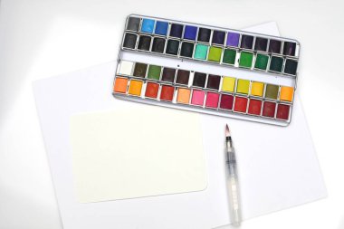 Suluboya ile kutucuk ve açık kopya alanı gri arkaplan üzerine fırça