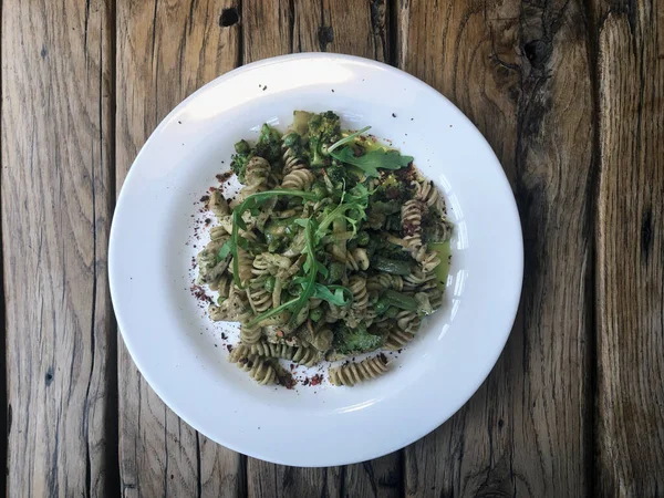 Nutty Fusilli Włoski Makaron Kurczaka Warzyw Arugula Sosem Pesto Bezglutenowe — Zdjęcie stockowe