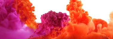 Akrilik renkler ve suda mürekkep. Soyut arkaplan. Beyazda izole edilmiş. Yatay pankart. Turuncu ve mor ton.