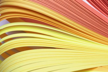 Soyut sarı eğimli renk dalgası kıvrımlı şerit kağıt arka plan. İzler, posterler, kartlar için şablon.