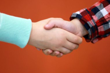 Ellerini kız ve erkek sallayarak